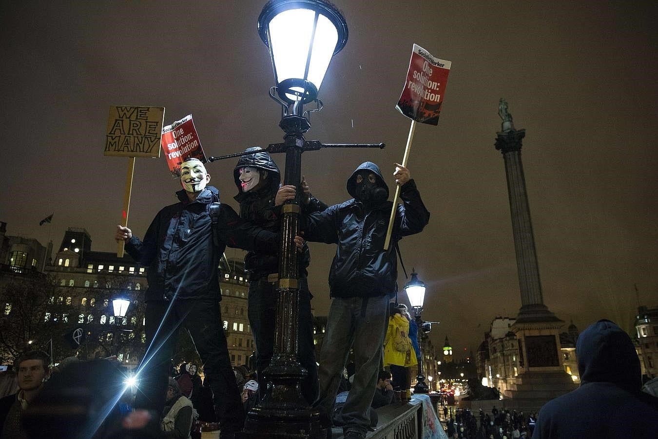 Un grupo de simpatizantse de «Anonymous» en Trafalgar Square, durante la manifestación de este jueves en Londres. 