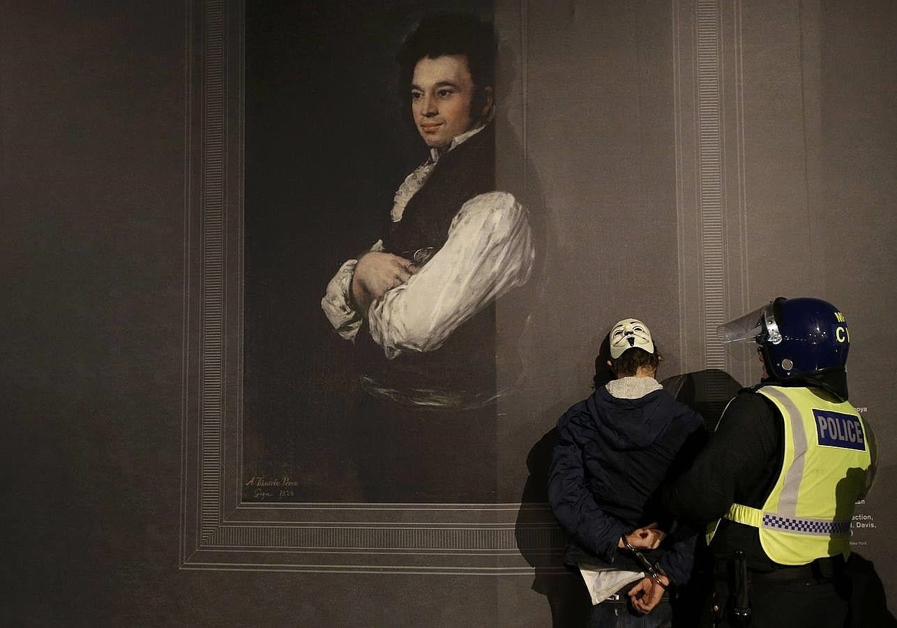 Un simpatizante de «Anonymous» es detenido por la Policía en la National Gallery durante la manifestación de Londres de este jueves. 