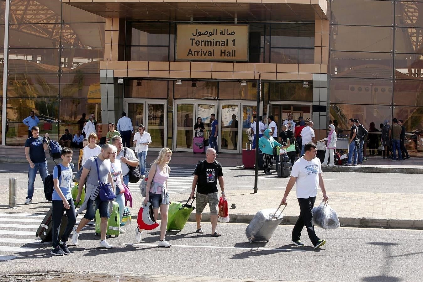 Un grupo de turistas en la Terminal 1 del aeropuerto de Sharm el-Sheij. 