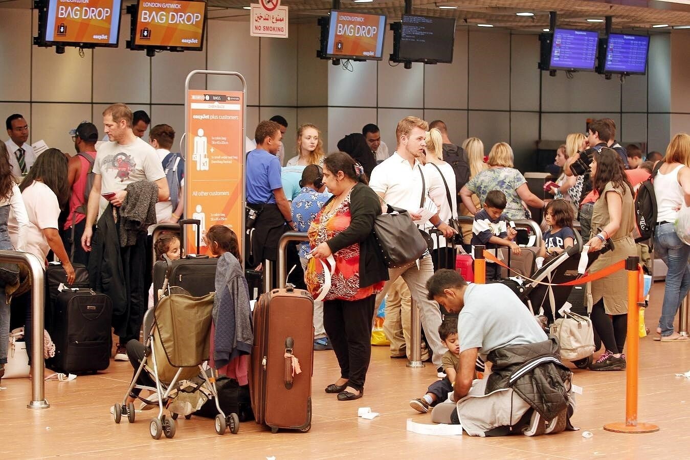 Los turistas esperan frente a los mostradores de facturación del aeropuerto de Sharm el-Sheij