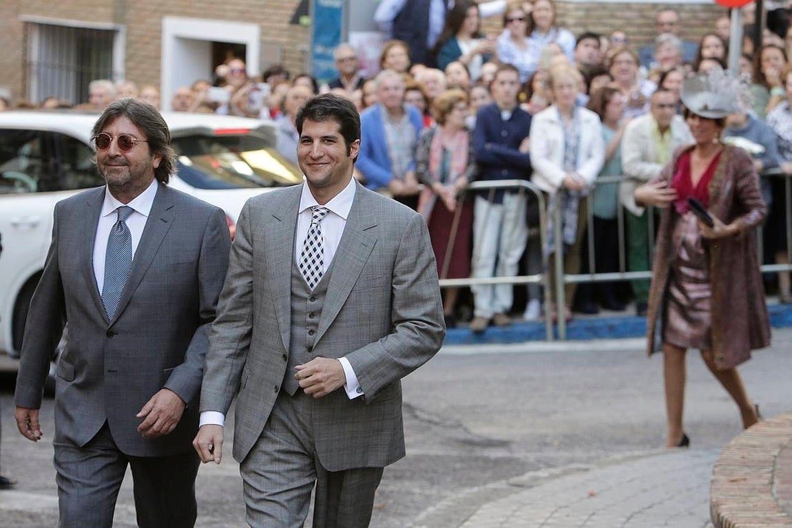 Julián Contreras padre e hijo llegando a la ceremonia. 