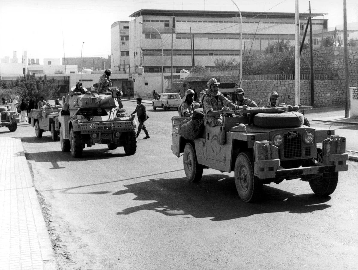 40 años de la Marcha Verde, en imágenes. Tropas españolas desfilando por la capital del entonces Sáhara Español, El Aiún