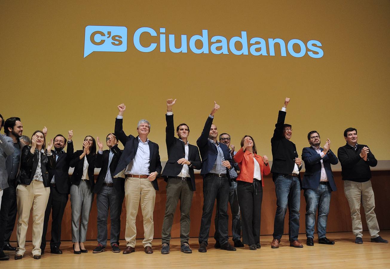 Rivera se ha dado un baño de masas en Cádiz, recibido al grito de presidente y flanqueado por Inés Arrimadas y José Manuel Villegas y Fernando de Páramo, dos de sus más estrechos colaboradores