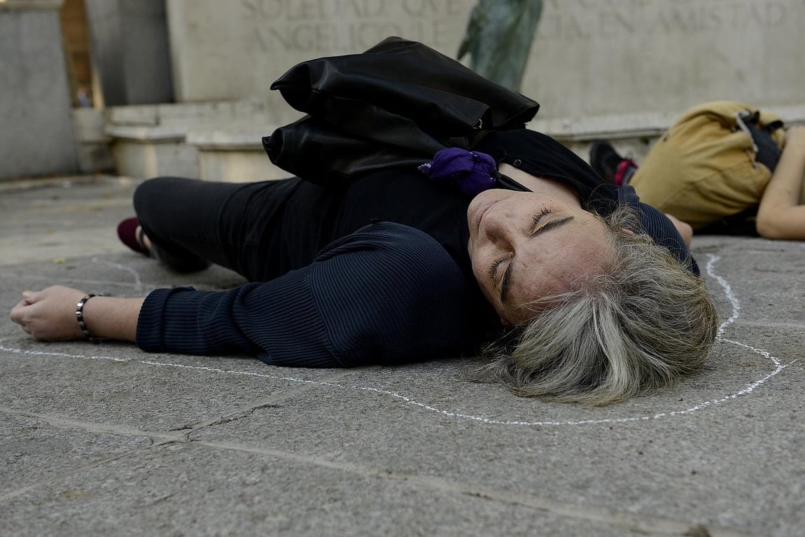 «No nos morimos, nos matan», performances en la protesta contra la violencia machista
