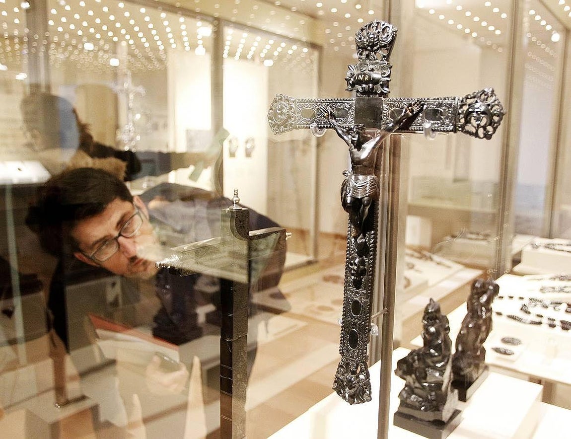 La exposición permanente ahonda en la configuración de Santiago como meta de peregrinación, con sus gremios, entre los que destacan algunos como los plateros y azabacheros. 