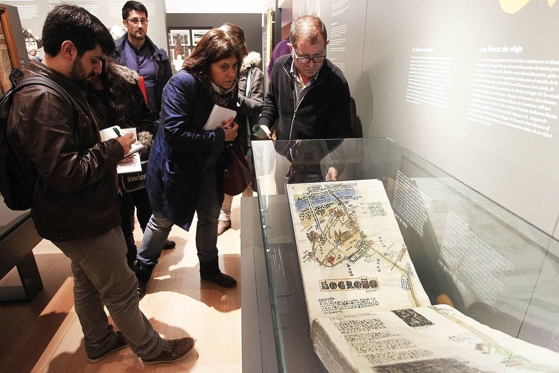 Los documentos escritos como códices, bulas, mapas reglas de distinas órdenes tienen también una destacada presencia. 