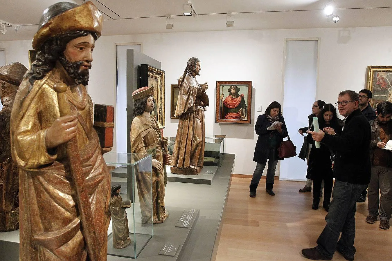 Bieto Pérez Outeriño, director del museo, explica la sala dedicada a Santiago donde es presentado como apóstol, peregrino y caballero