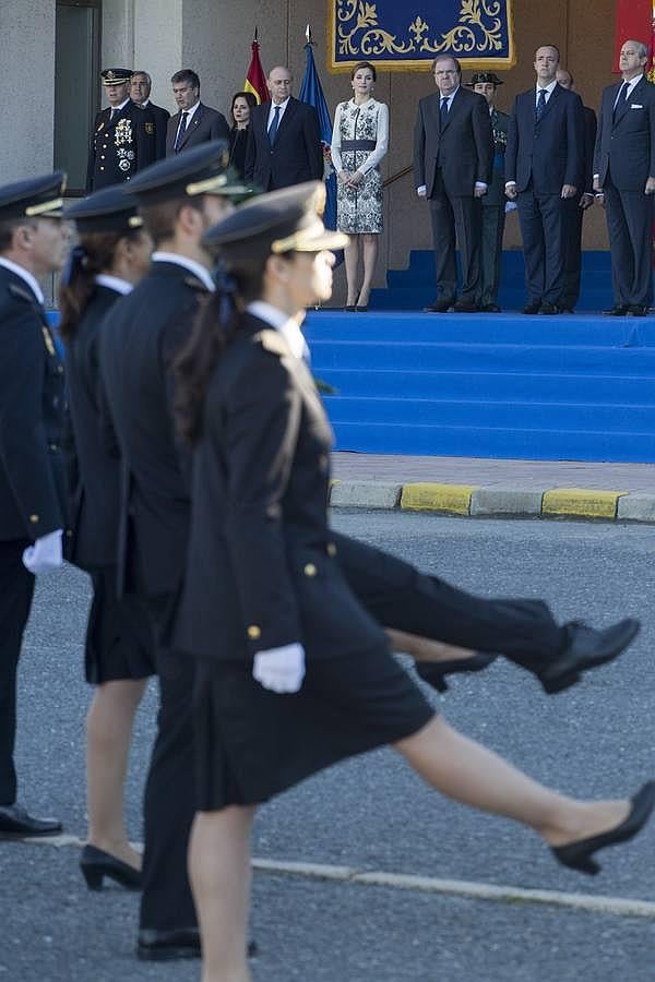 Miembros del Cuerpo desfilan ante la Reina. 