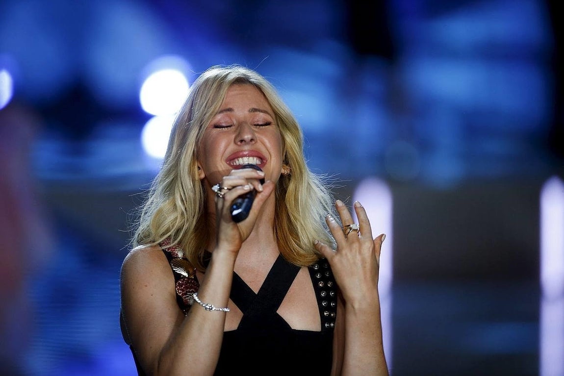 Ellie Goulding, cantando en el desfile. 