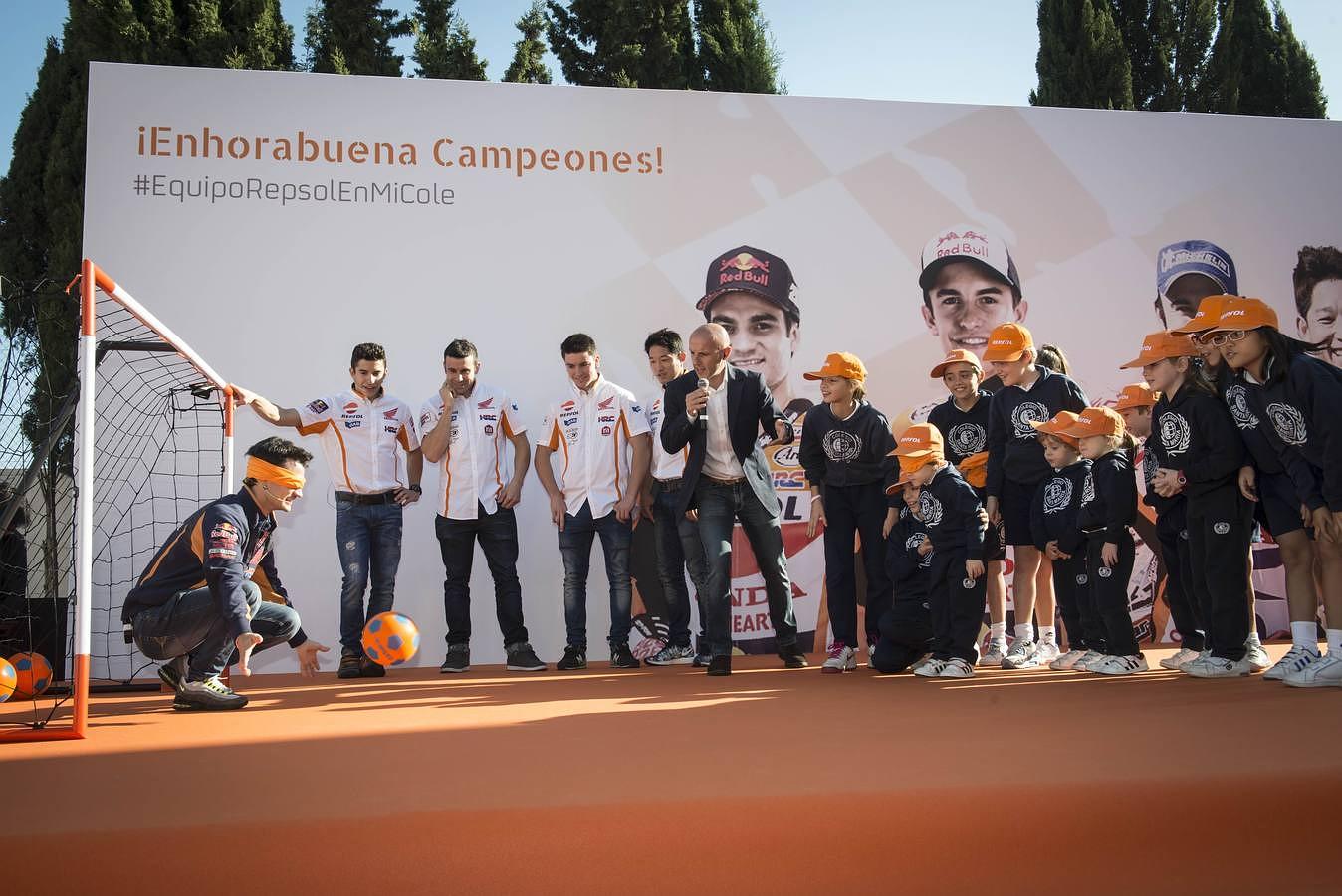 Dani Pedrosa y Marc Márquez visitan el colegio St. Mary´s School de Sevilla