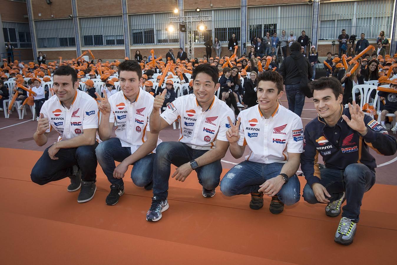 Dani Pedrosa y Marc Márquez visitan el colegio St. Mary´s School de Sevilla