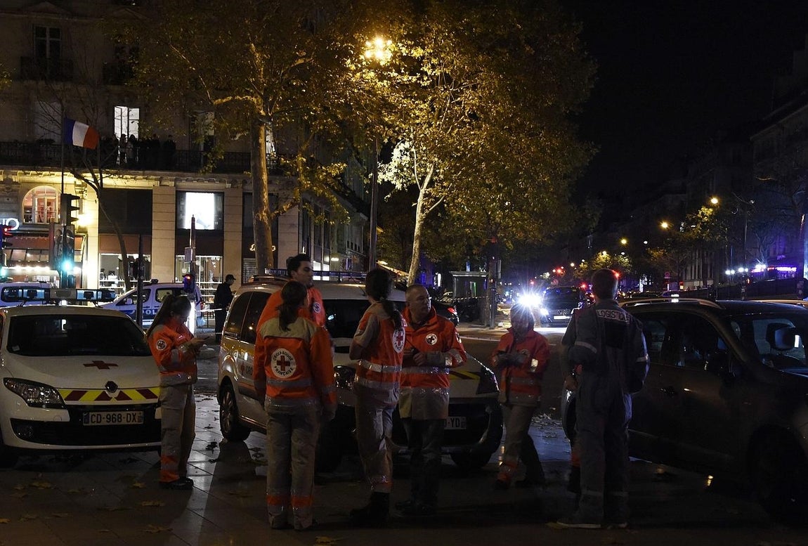01. Policía y personal de rescate junto al lugar de uno de los tiroteos en la Plaza de la República