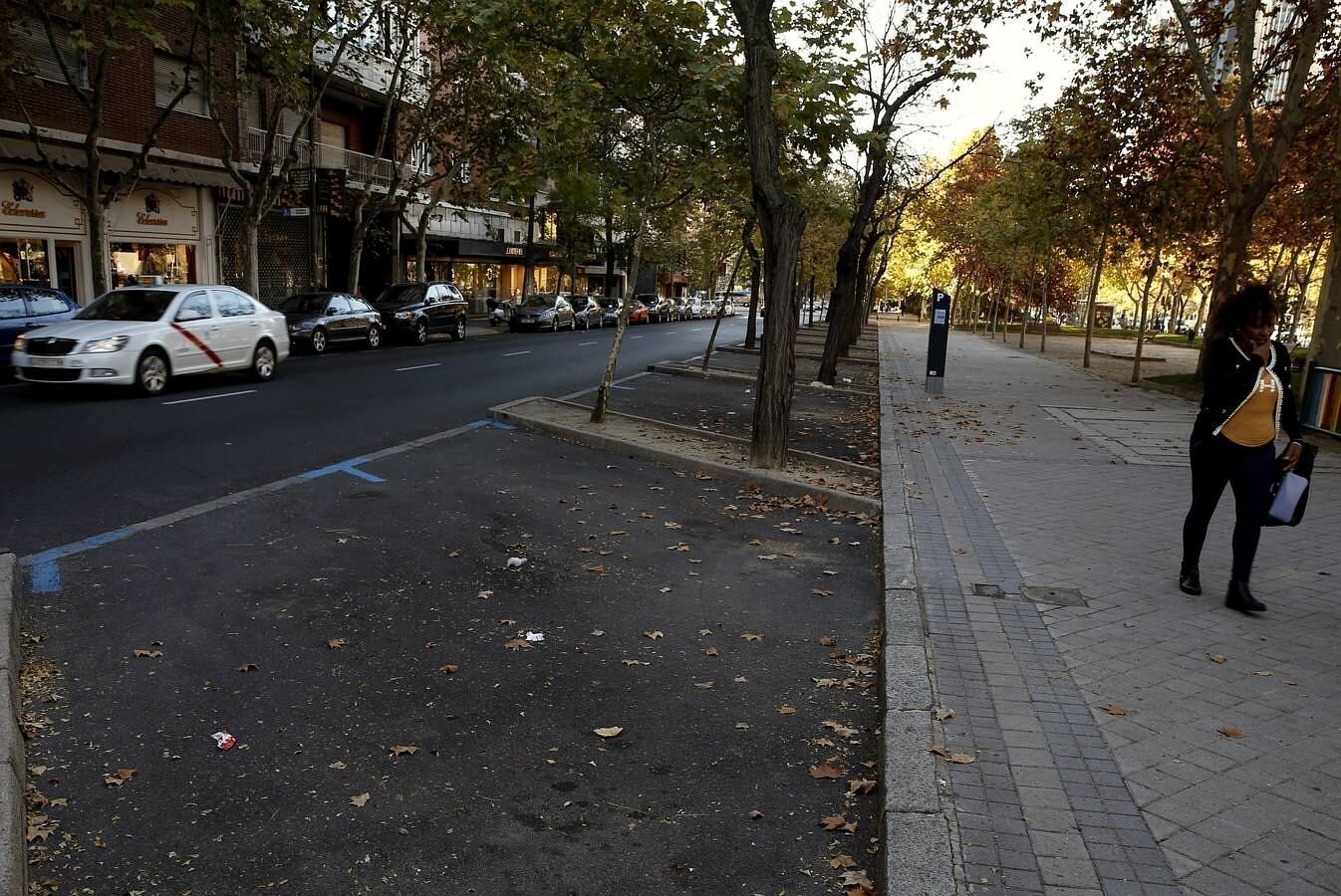 18. El aparcamiento en las zonas de estacionamiento regulado del centro de Madrid al persistir el episodio de contaminación por dióxido de nitrógeno que afecta a la ciudad desde el pasado martes se ha reducido un 80 %, según ha informado hoy la alcaldesa de la capital