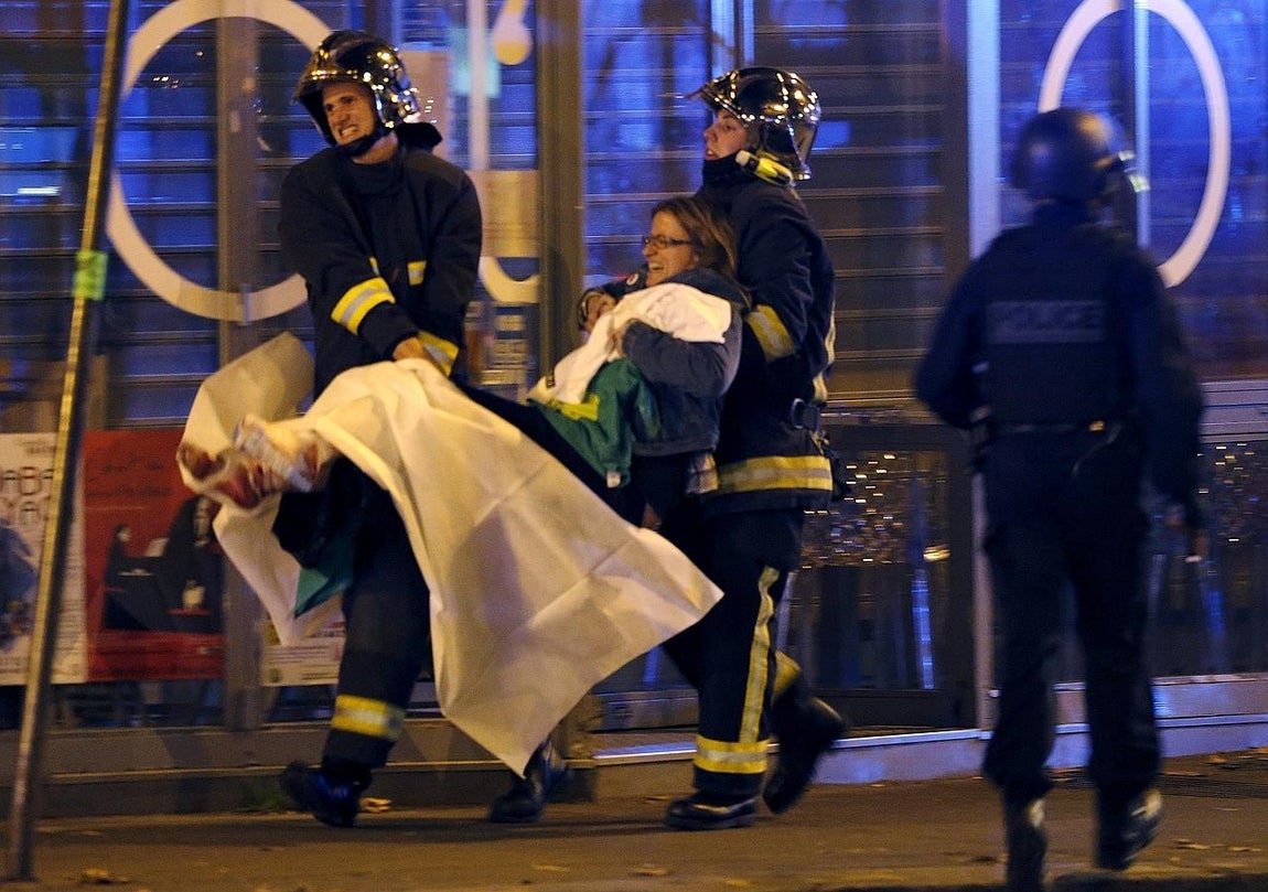 10. Los bomberos evacúan a una persona herida de la sala de conciertos Bataclan, en París