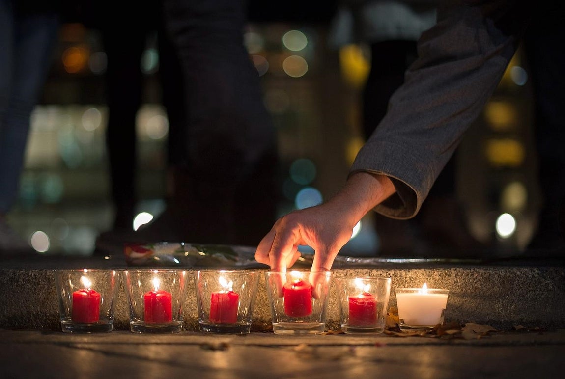 17. Berlineses colocan velas encendidas en la puerta de la embajada de Francia en Alemania