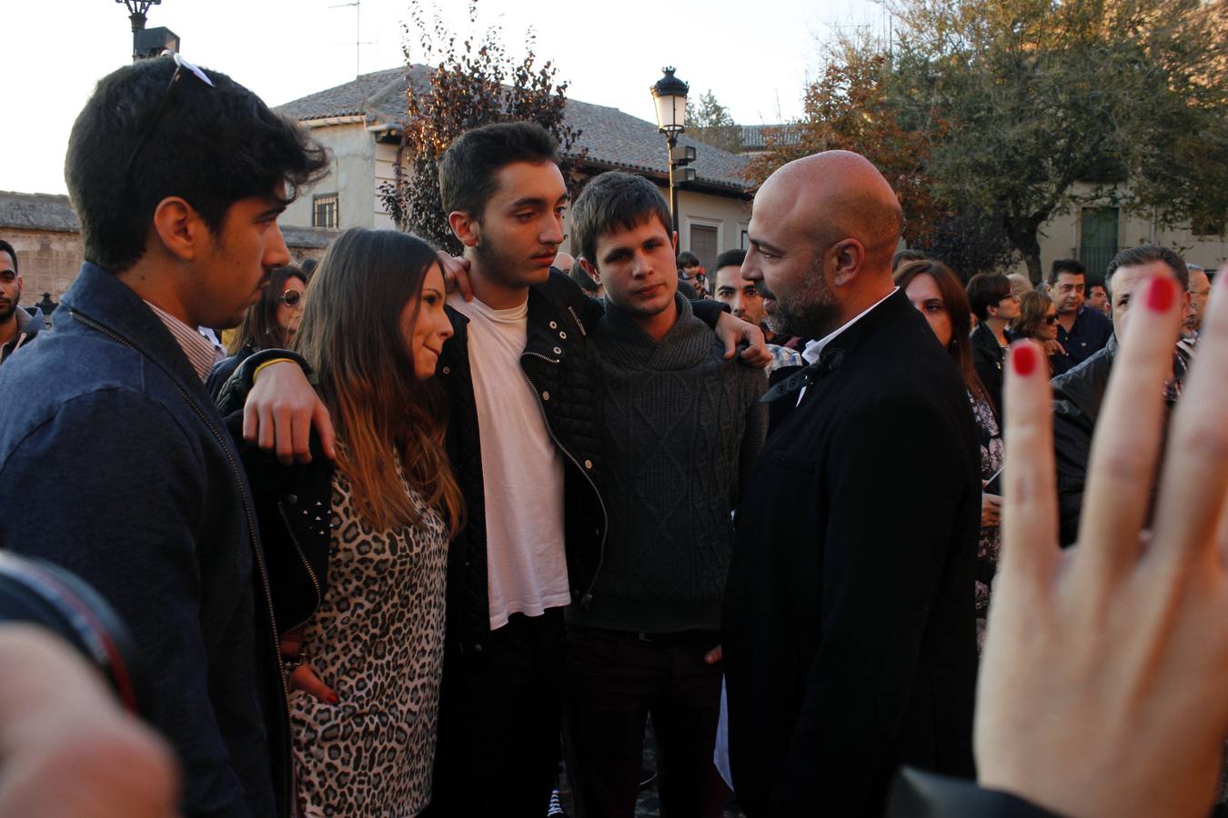 El diputado de Podemos, José García Molina, con los jóvenes franceses. 