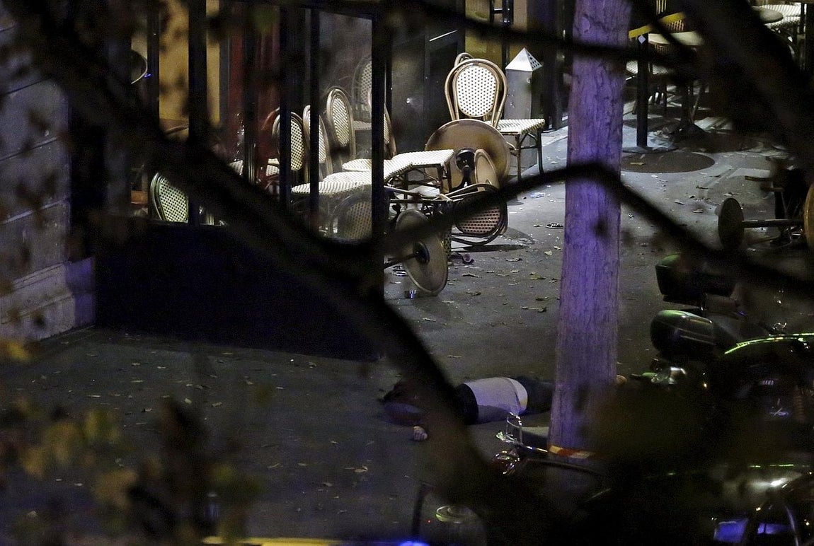 15. Cadáveres tendidos en una cafetería en París