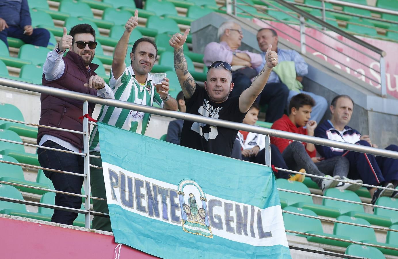 La grada del Córdoba-Huesca, en imágenes