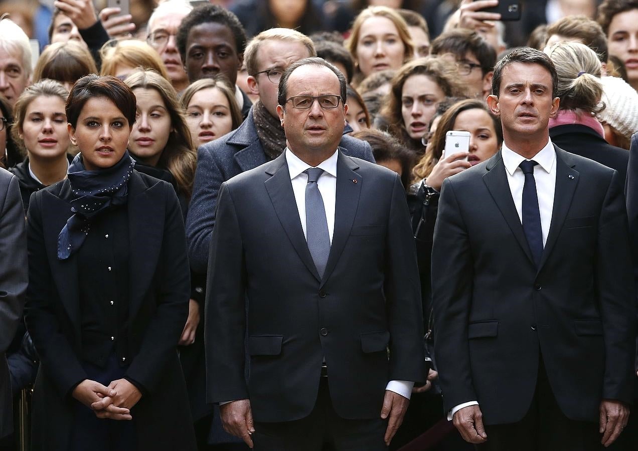 François Hollande, junto a Manuel Valls y la ministra de Educación Najat Vallaud-Belkacem durante el minuto de silencio en la universidad de la Sorbona. 