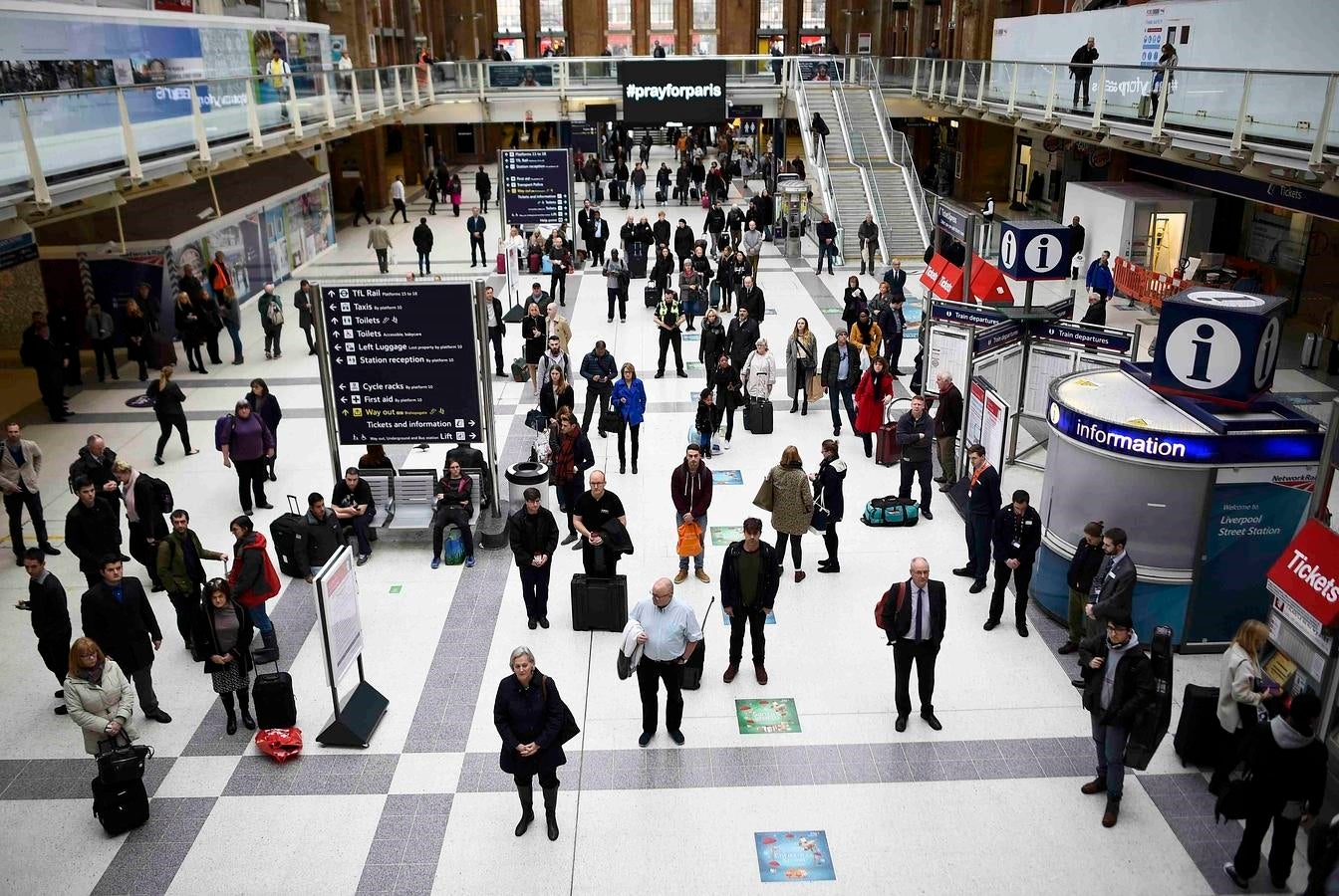 El minuto de silencio en la estación de Liverpool Street en Londres. 