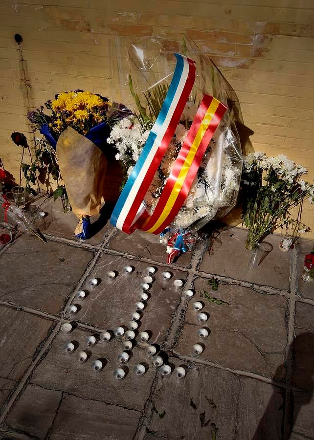 Los sevillanos le rinden su particular homenaje a las víctimas en el consulado de Francia en Sevilla