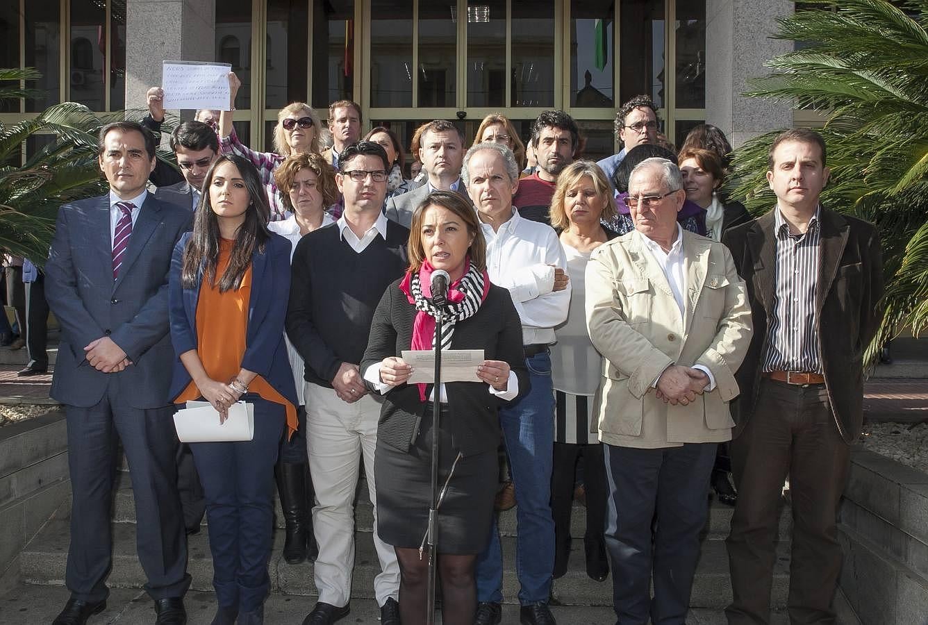 Los concejales del Ayuntamiento de Córdoba guardaron un minuto de silencio por las víctimas y los concejales de Ganemos, PSOE e IU rindieron otro homenaje a las víctimas del bombardeo francés de un campo de entrenamiento del Estado Islámico