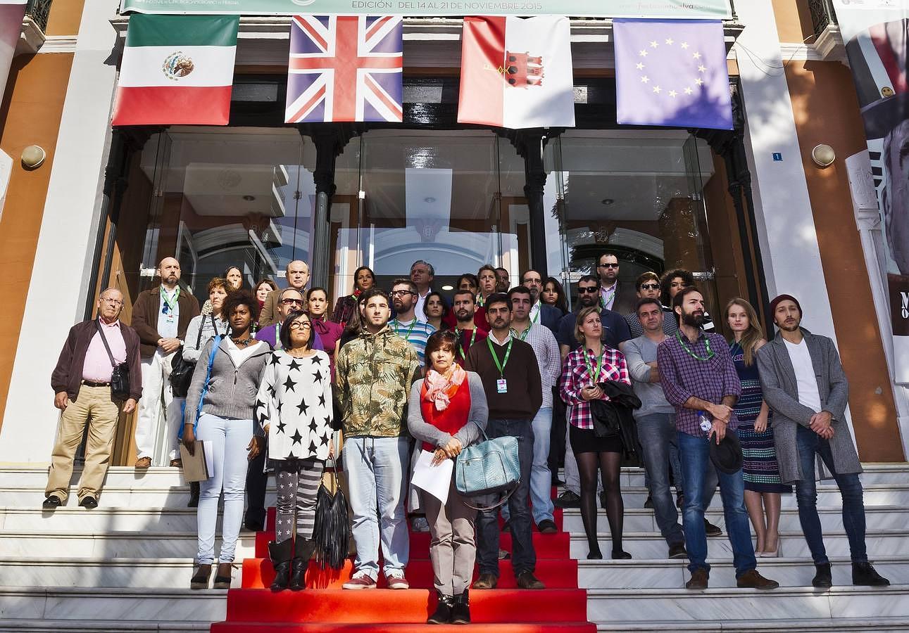 Organizadores del Festival de Cine Iberoamericano, actores, directores y personas a título personal, frente a la Casa Colón de Huelva donde han guardado un minuto de silencio