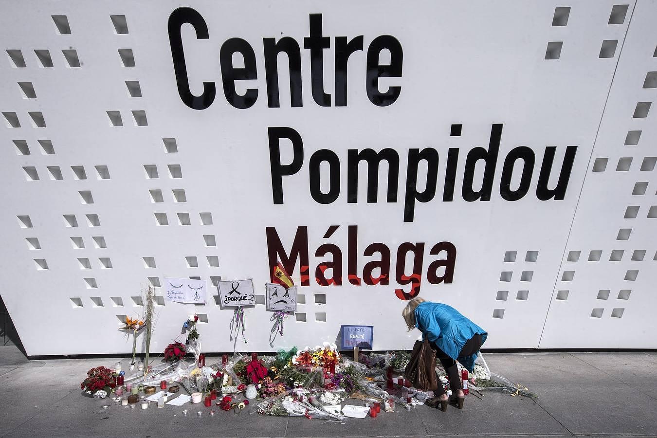 Velas y flores que los malagueños han ido depositando en la puerta del Centro Pompidou de Málaga