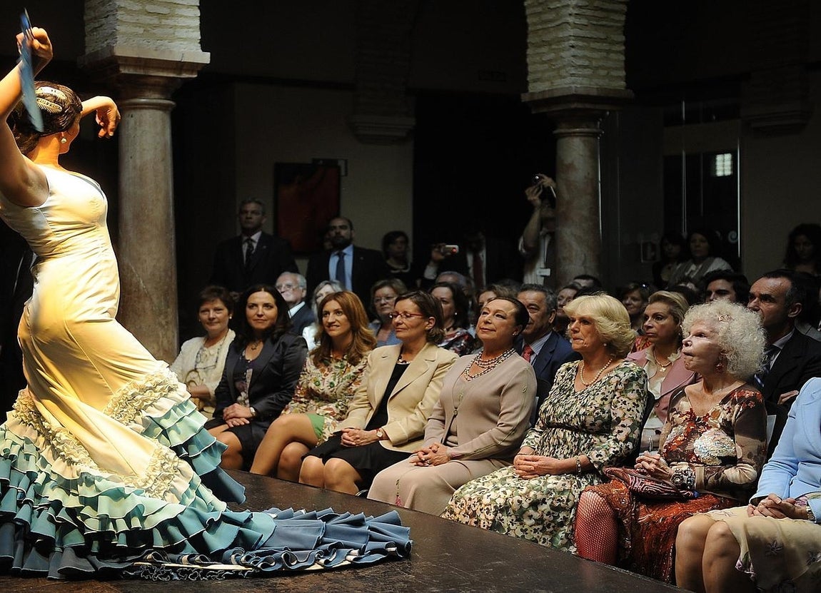 La duquesa disfrutando con amigas de una actuación flamenca donde se encontraba Camilla Parker Bowles. 