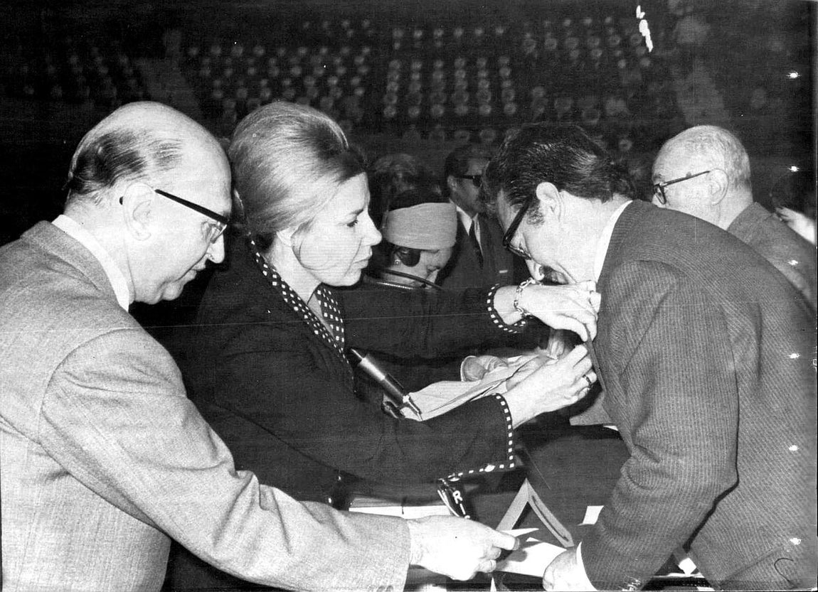 La duquesa como presidenta de donantes de sangre de la Cruz Roja. 