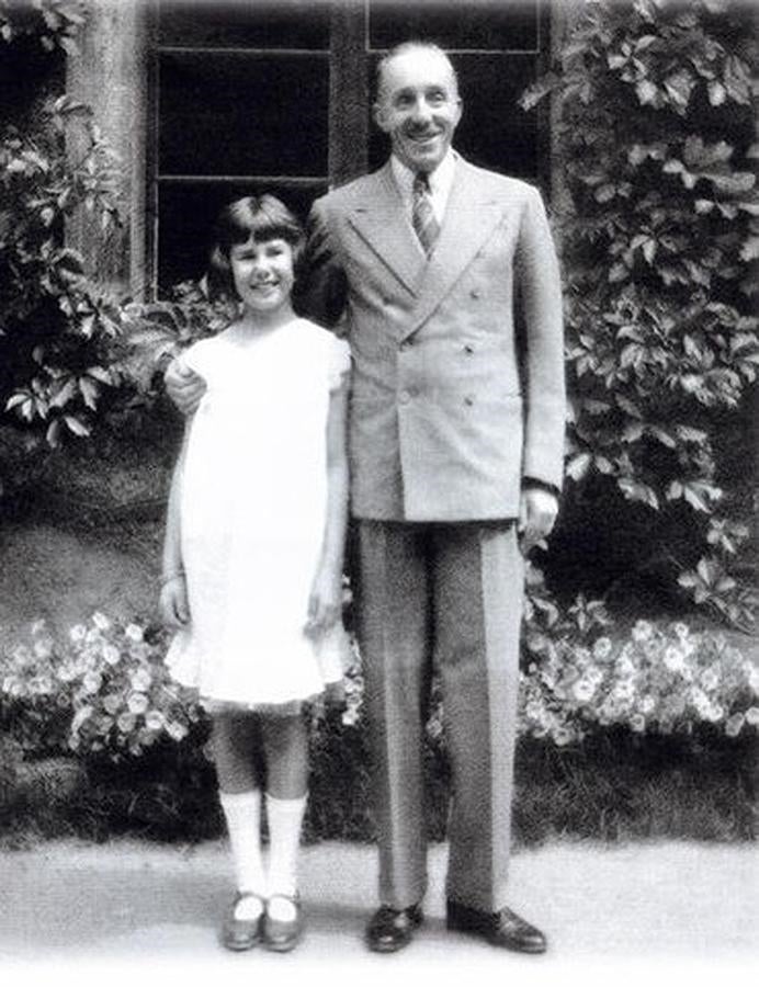 Cayetana Fitz-James Stuart junto a su padre el duque de Alba. 