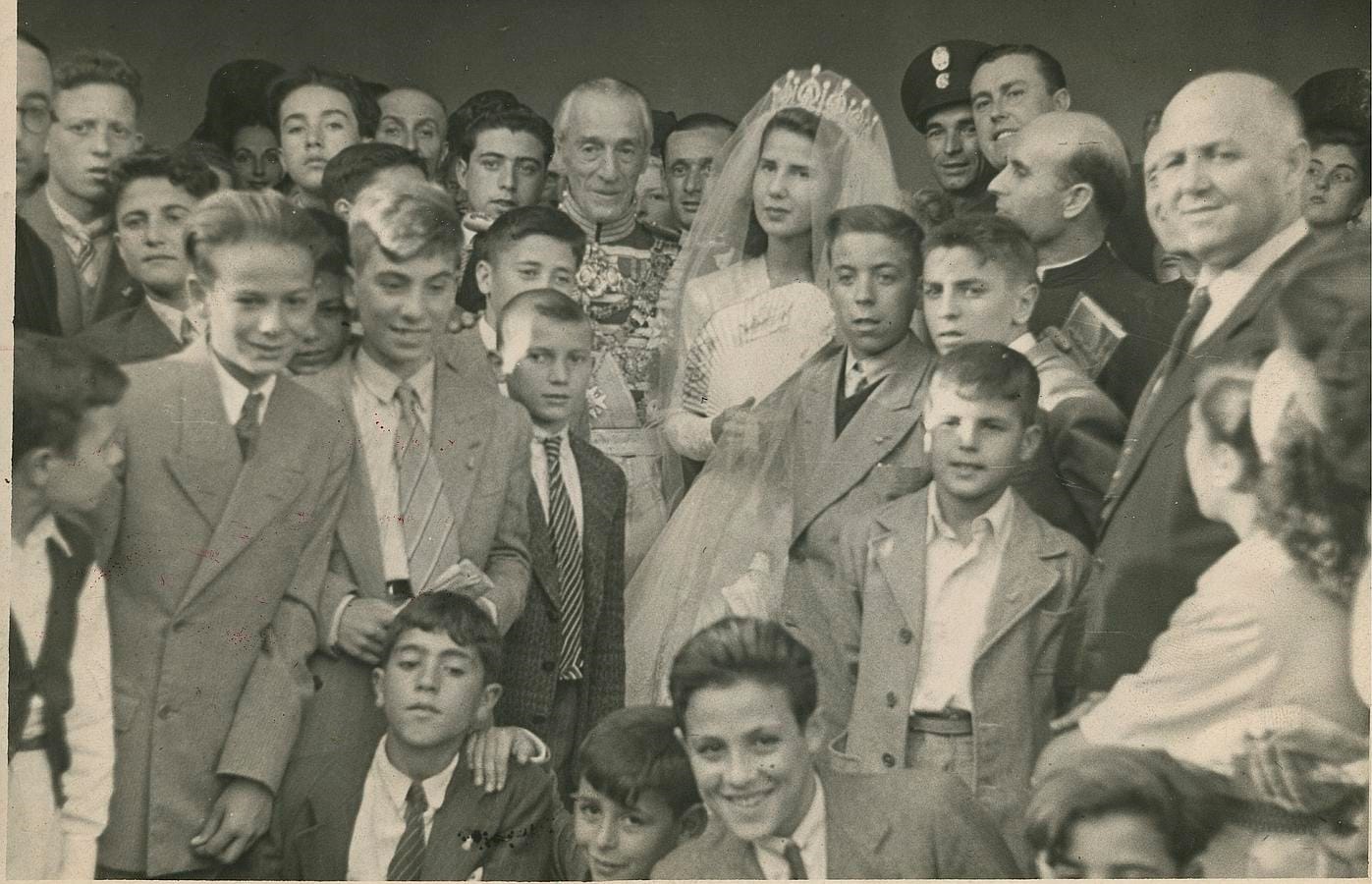 La duquesa de Alba y el duque de Montoro rodeados de niños el día de su boda