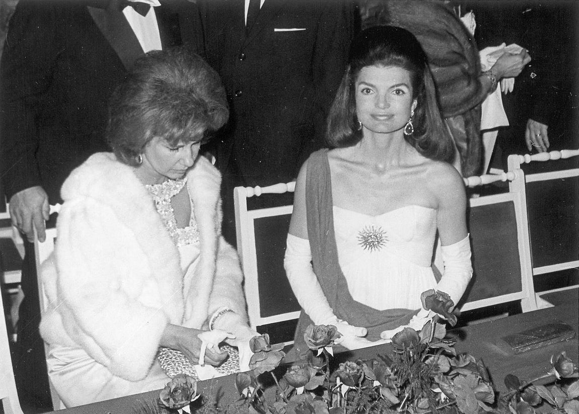 La duquesa de Alba con Jacqueline Kennedy en Casa de Pilatos. 