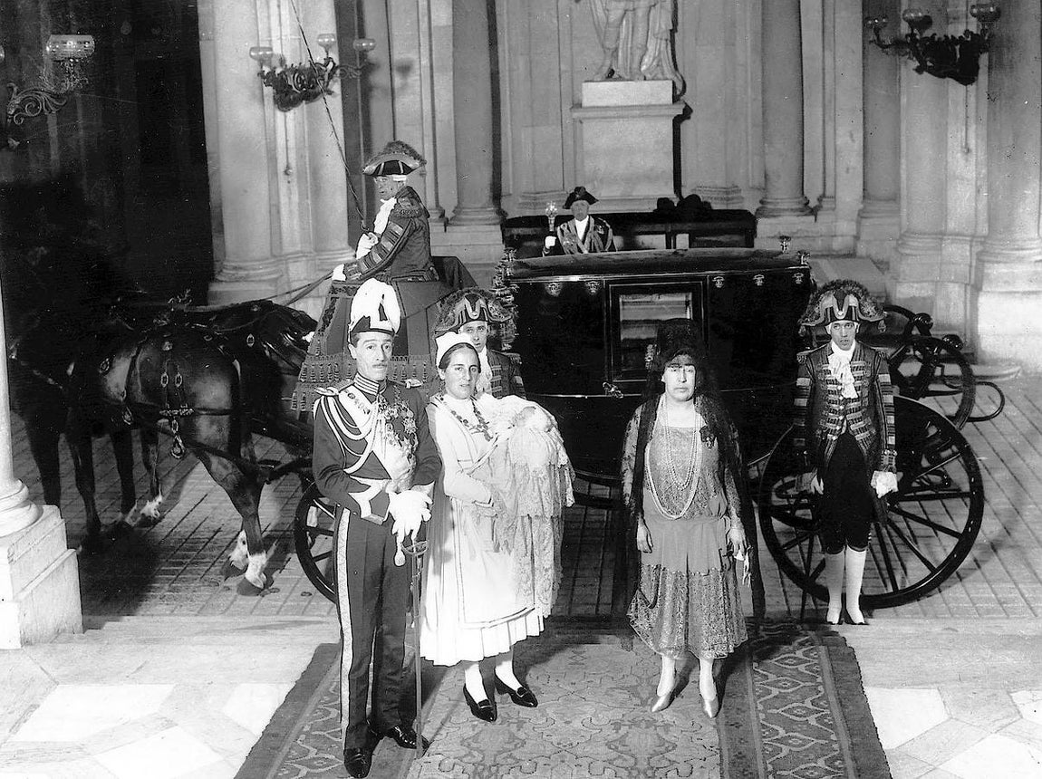El duque de Alba al salir del palacio real después del bautizo de su hija Cayetana. 