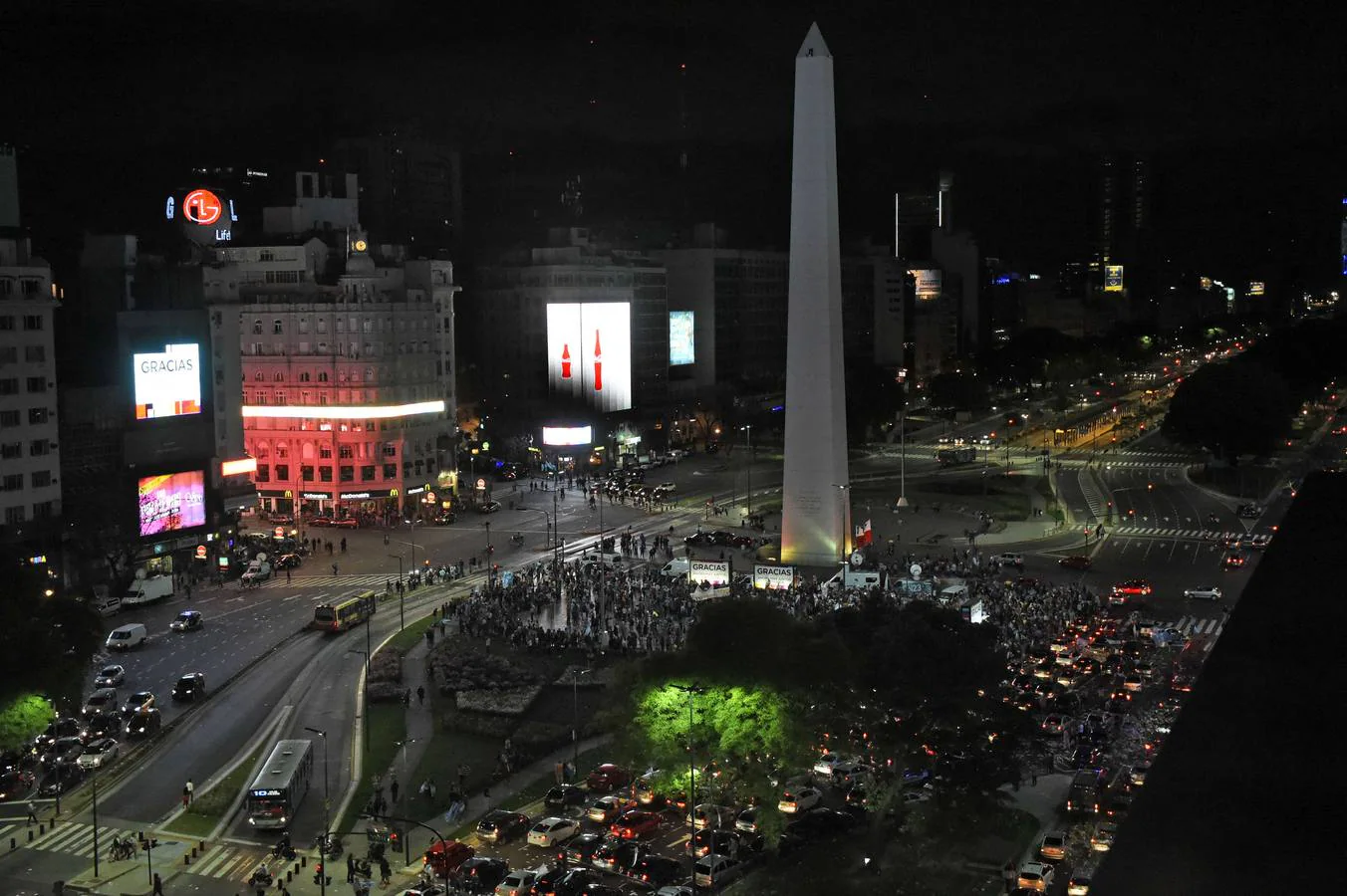 El obelisco, en la 9 de julio, principal avenida de la Capital Federal (Buenos Aires). 