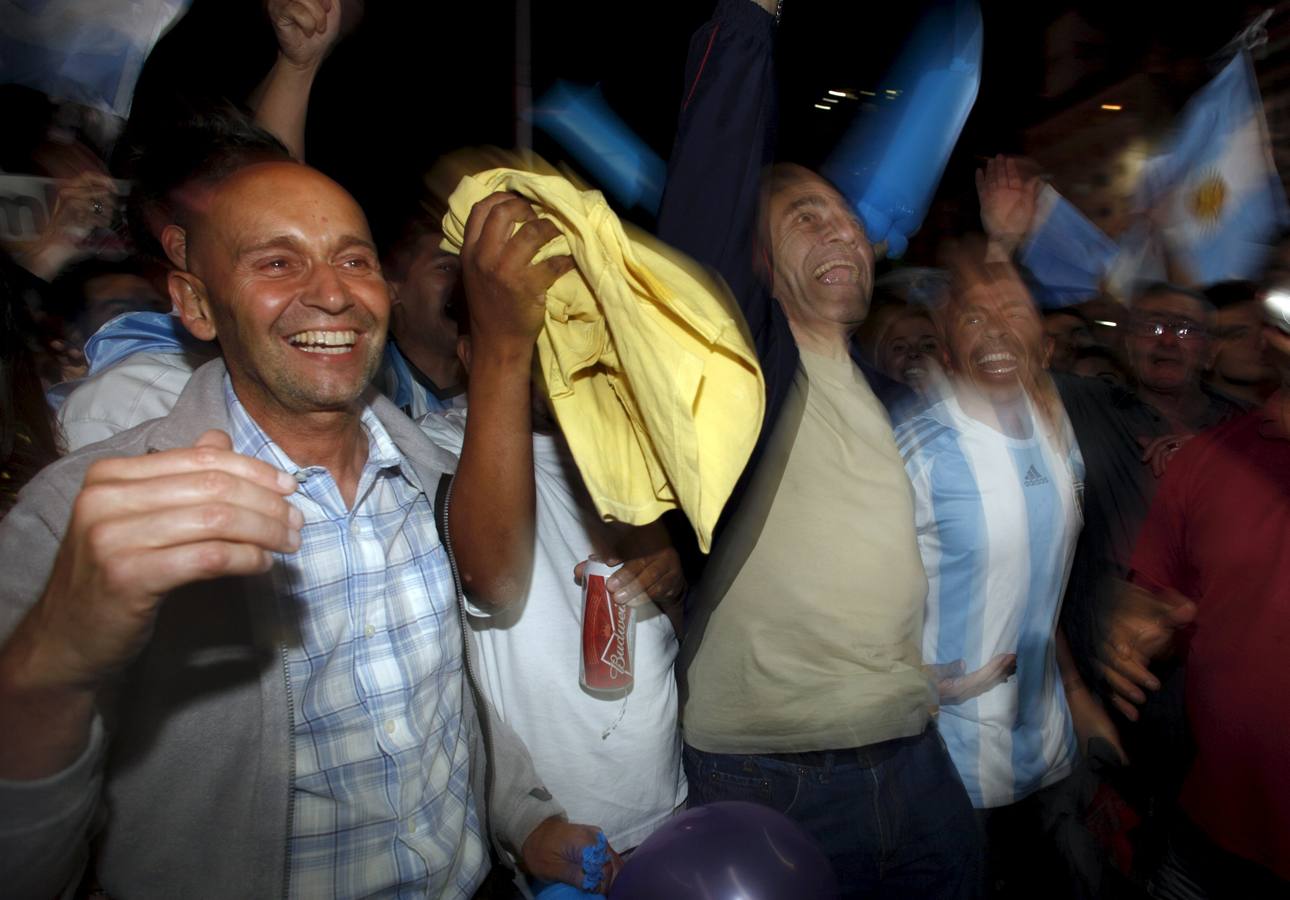 Los argentinos salieron a festejar cuando ya se publicaron los primeros datos del escrutinio. 