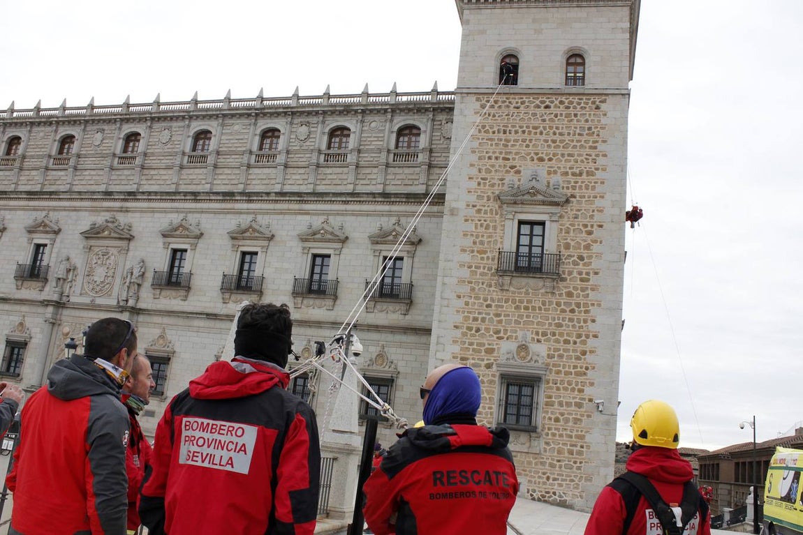 Los bomberos toman el Alcázar