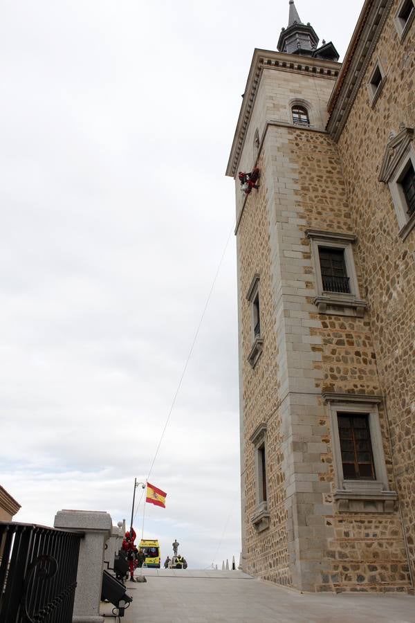 Los bomberos toman el Alcázar