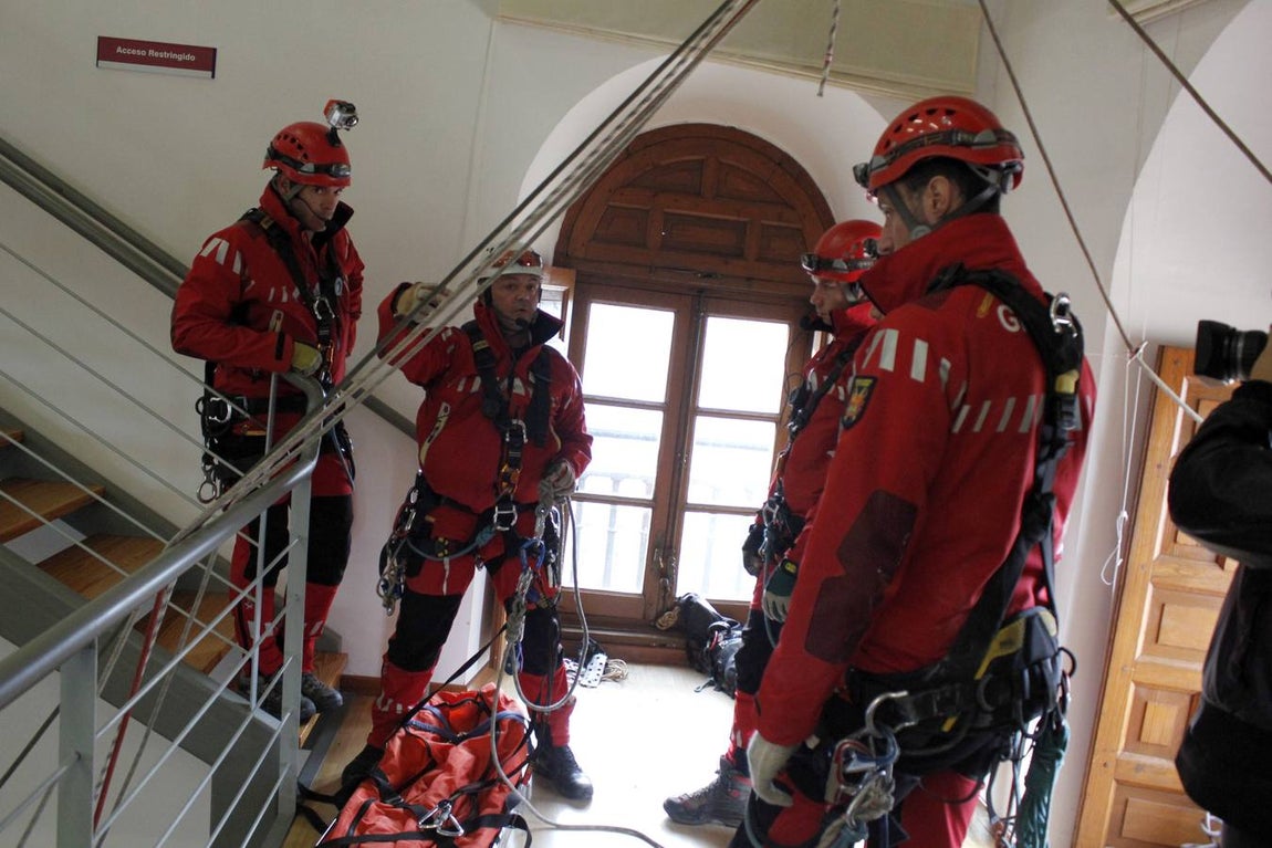 Los bomberos toman el Alcázar