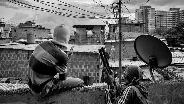 Miembros de una banda local vigilan su territorio en el interior de un barrio de Catia