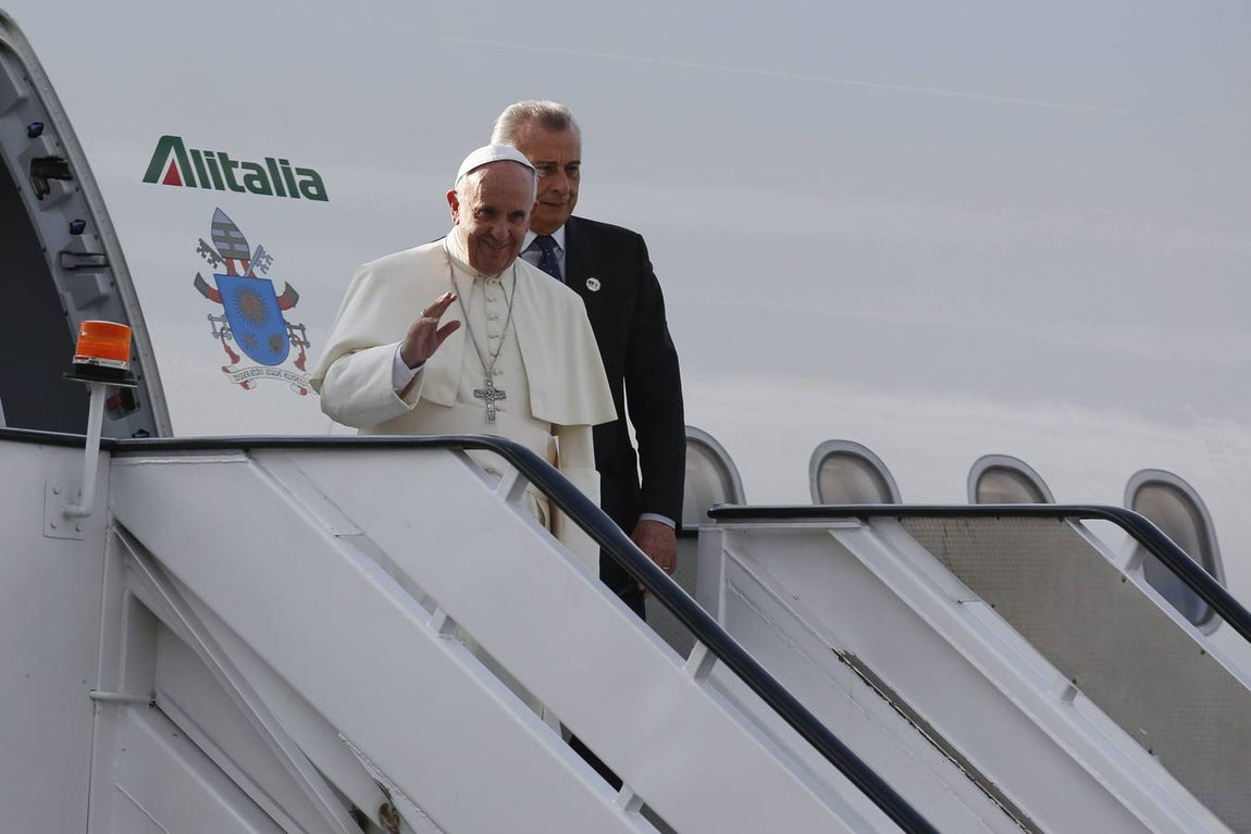 El Papa Francisco se despide en Roma antes de embarcar en el avión
