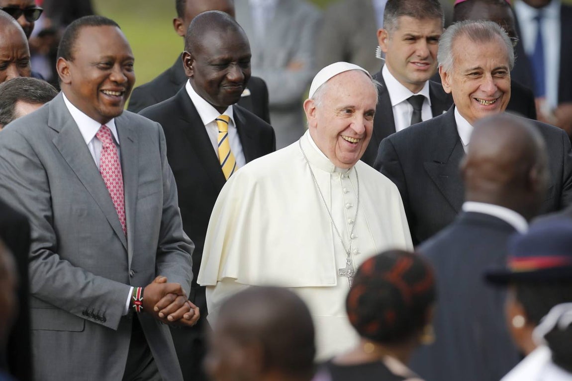 El Pontífice junto al presidente de Kenia Uhuru Kenyatta