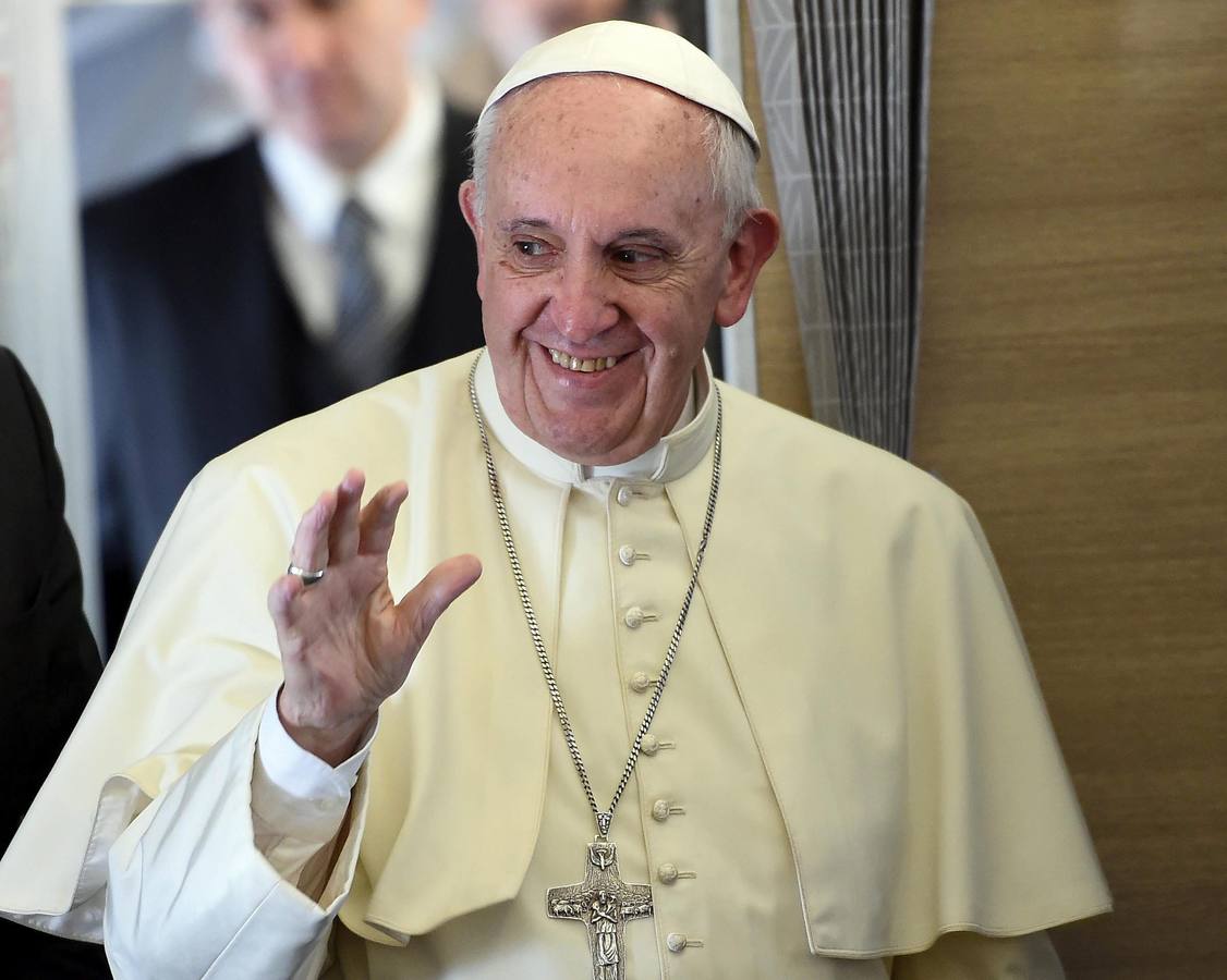 El Papa Francisco saluda a los periodista