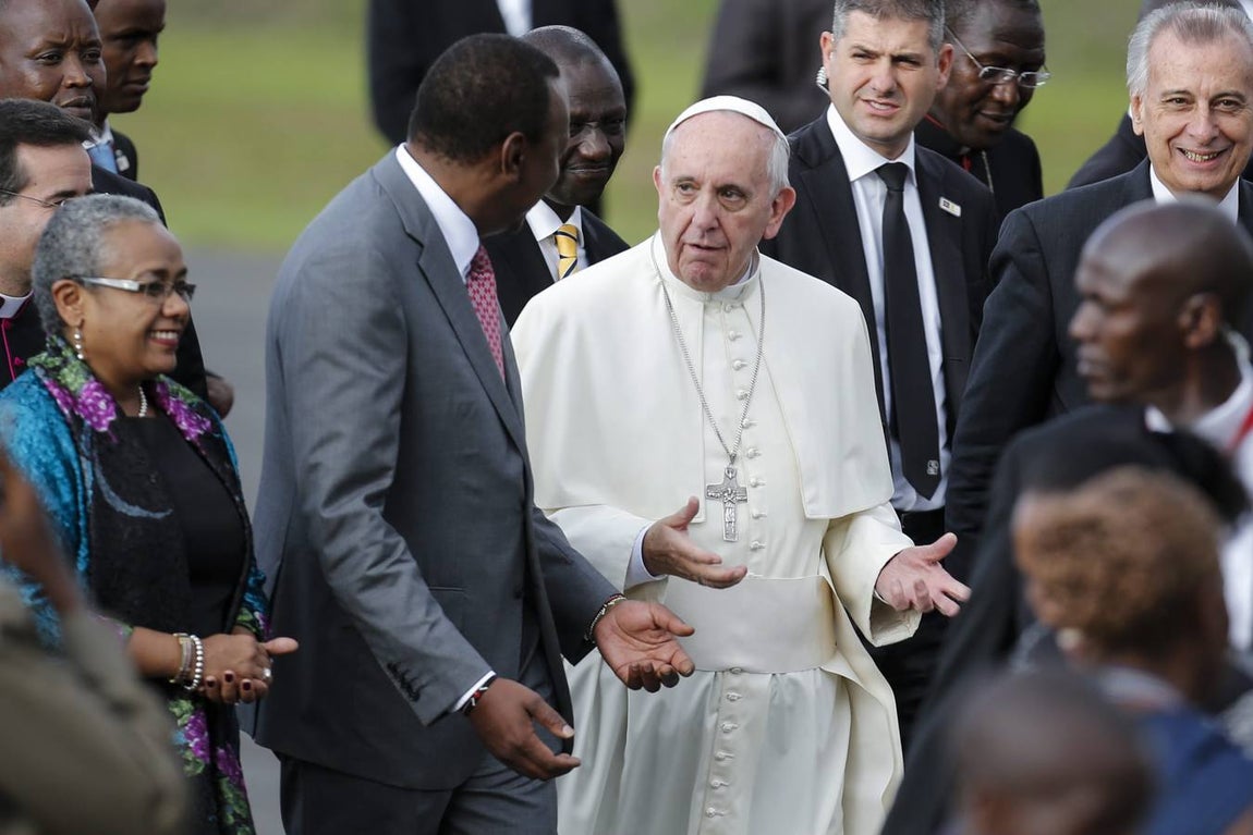 El Papa Francisco saluda a Uhuru Kenyatta a su llegada al aeropuerto de Kenia