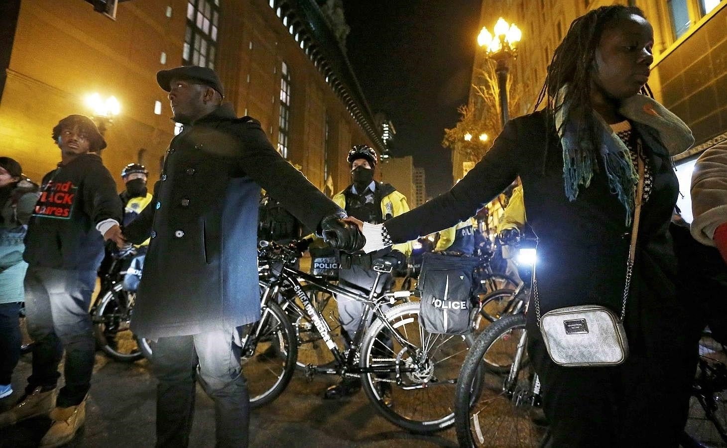 Los manifestantes cortaron el tráfico, vigilados por la policía