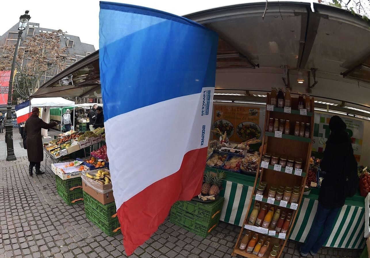 Las calles de París se han llenado de banderas nacionales