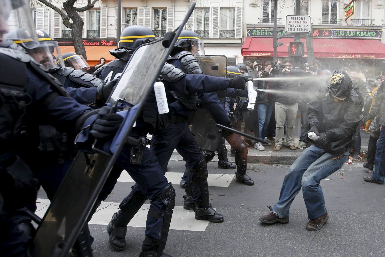 Las imágenes de los enfrentamientos entre los manifestantes y las Policía francesa