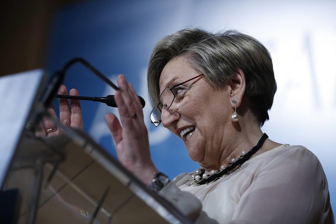 La oncóloga, Ana Lluch durante su intervención en el acto de entrega de los premios ABC Salud 2015