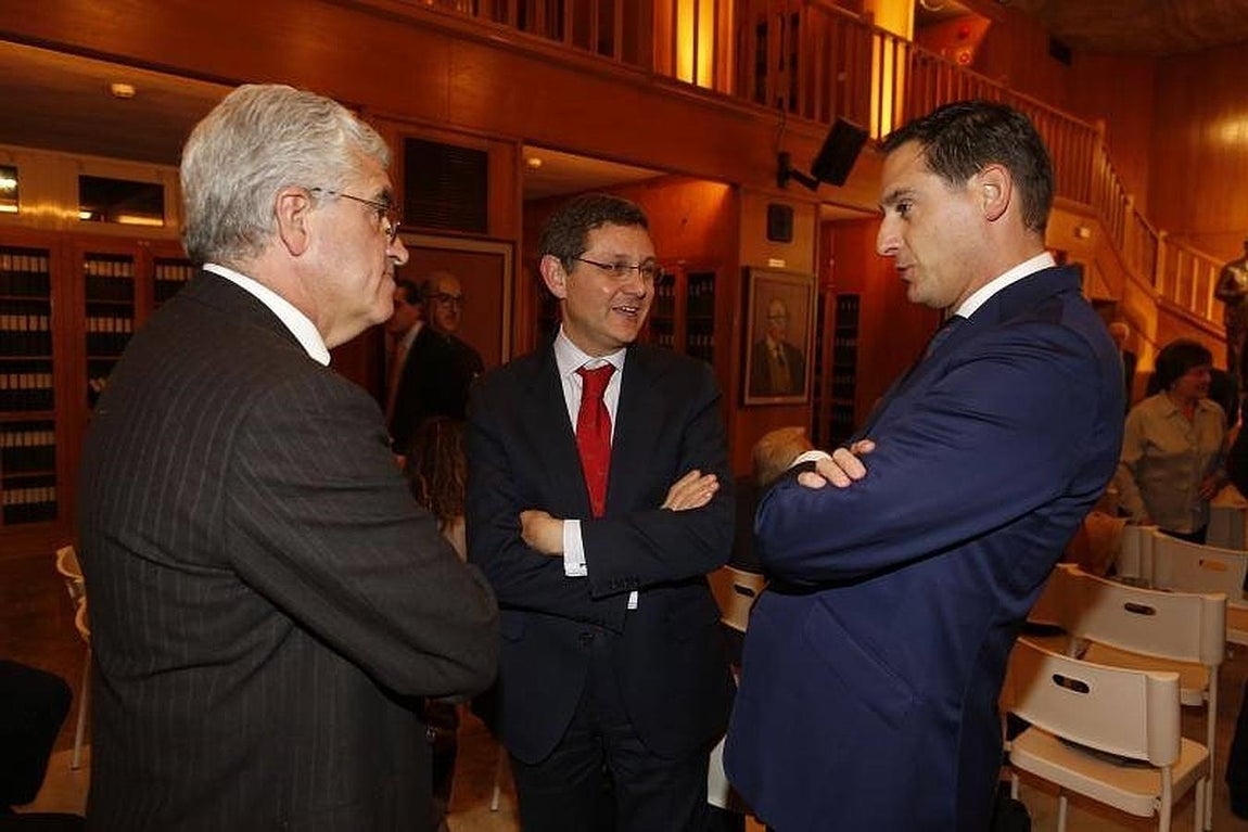 Francisco Forriol (i), traumatólogo, José Andrés Gómez Cantero, gerente de la Clínica Universitaria de Navarra, (c), Santiago Fernández Gubiedo (d) de la Universitaria de Navarra