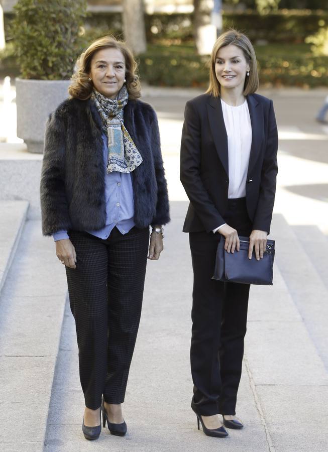 Doña Letizia y la secretaria de Estado de I+D+i, Carmen Vela, a su llegada al Consejo Superior de Investigaciones Científicas (CSIC)